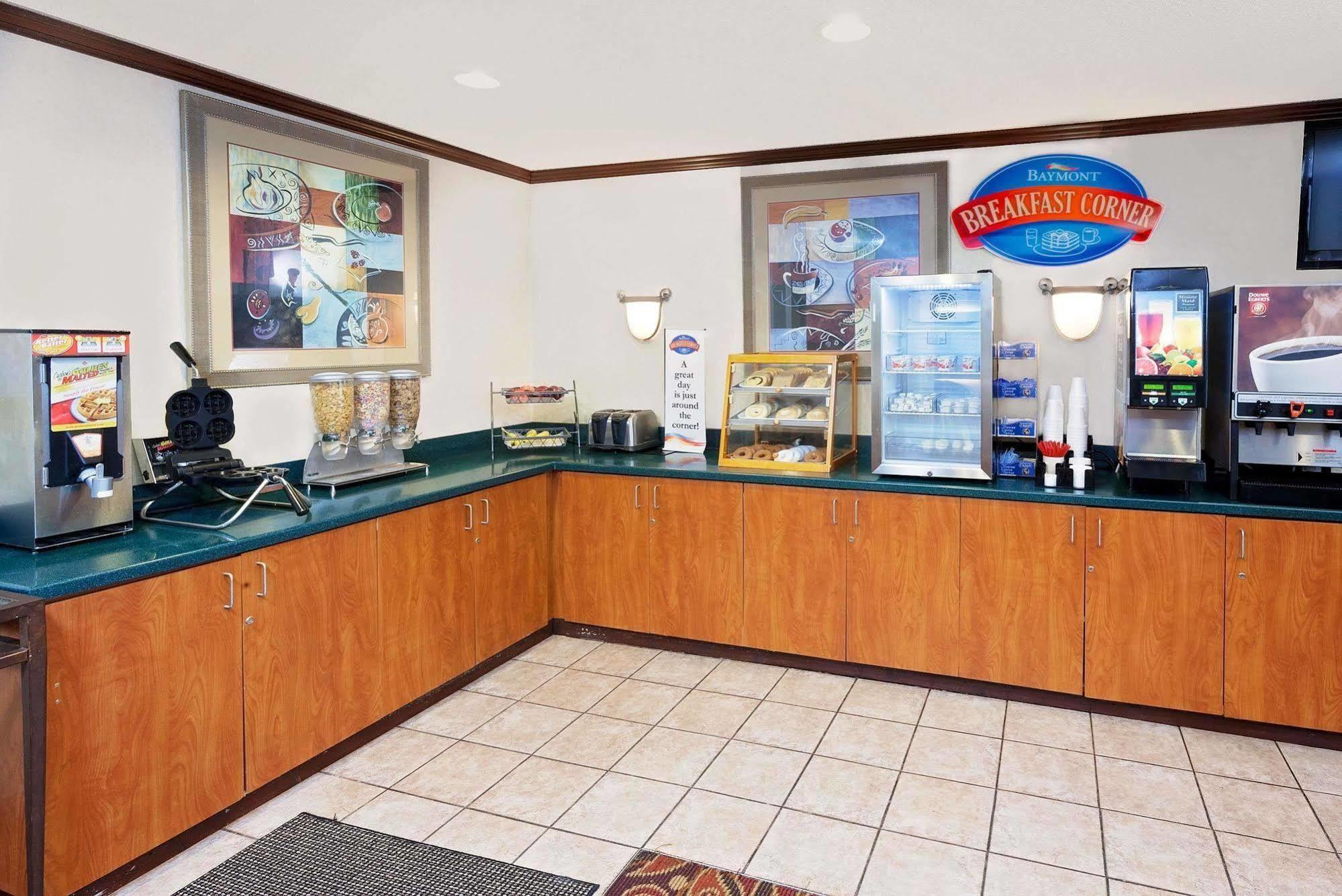 Baymont By Wyndham St. Joseph/Stevensville Esterno foto